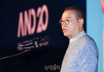 [포토] 컨퍼런스 발표하는 문주현 엠디엠그룹 회장