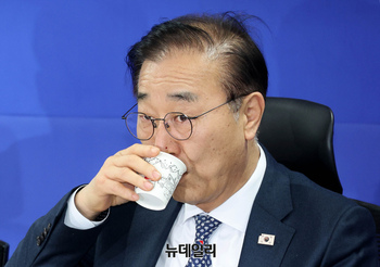 [포토] 물 마시는 김윤덕 국토교통부 장관