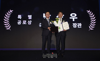 [포토] 박상우 전 국토부 장관, KODA 특별공로상 수상