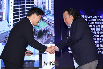 [포토] 코다 디벨로퍼 우수상 수상하는 김용각 은린개발 대표