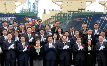 HMM 메탄올 추진 컨테이너선 ‘클로버호’의 명명식 열려 