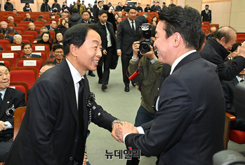 [포토] 인사나누는 김현철·강훈식 