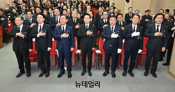 [포토] 국민의례하는 추모식 참석자들