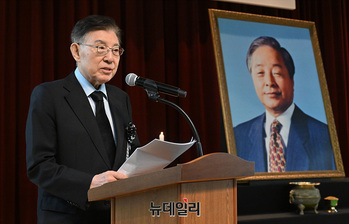 [포토] 추모식서 인사말하는 김덕룡 김영삼민주센터 이사장