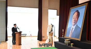 [포토] 추모사 대독하는 강훈식 비서실장 