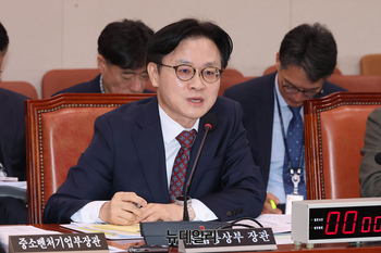 [포토] 법안관련 답변하는 김정관 산업통상부 장관