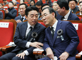 [포토] 대화나누는 강훈식·주호영 