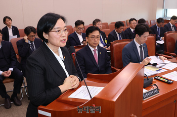 [포토] 인사말 하는 한성숙 중소벤처기업부 장관