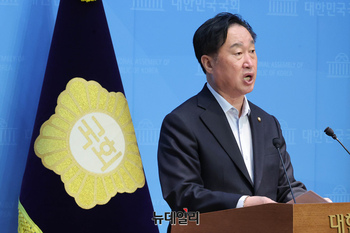 [포토] 광화문 조형물 관련 기자회견 하는 김준혁 의원