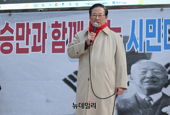 [포토] 시민대행진 개회 알리는 구천서 집행위원장