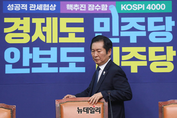 [포토] 회의 참석한 정청래 더불어민주당 대표