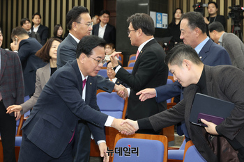 [포토] 의원들과 인사 나누는 송언석 국민의힘 원내대표