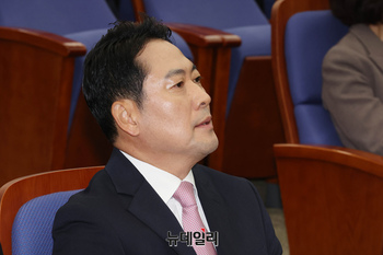 [포토] 의원총회 참석한 장동혁 국민의힘 대표