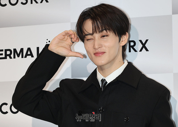 [포토] 구름팬 몰고 성수동 등장한 NCT 마크 '윙크가 서툴러요'