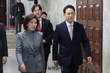 [포토] 대장동 범죄수익환수 토론회 참석하는 장동혁·나경원