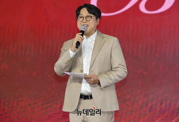 [포토] 트리플에스 24명 소개하는 MC 허준