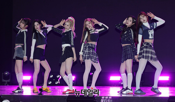 [영상] 무대 선보이는 트리플에스 제니스