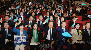 [포토] '천만의 꿈' 경청단 출범식, 종이비행기 날리는 참석자들