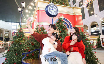 [포토] 파라다이스시티 '홀리데이 익스프레스' 크리스마스마켓 개막