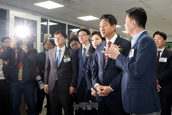 [포토] 서울산업AX혁신센터 방문한 오세훈 시장-최호정 의장