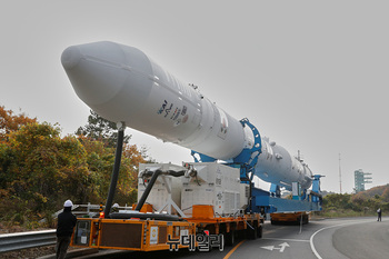 [포토] 발사대 향해 이동하는 누리호 