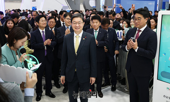 [포토] 핀테크 위크 2025 둘러보는 이억원 금융위원장 