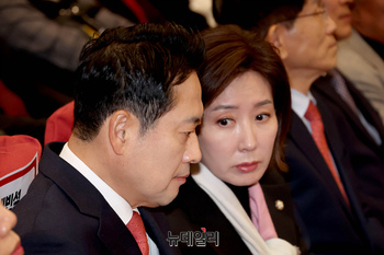 [포토] 대화 나누는 장동혁·나경원