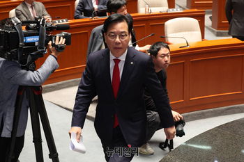 [포토] 단상으로 향하는 송언석 국민의힘 원내대표