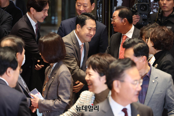 [포토] 의총서 악수 나누는 장동혁 국민의힘 대표