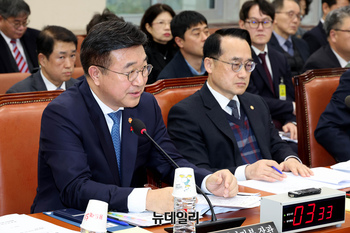 [포토] 답변하는 윤호중 행정안전부 장관