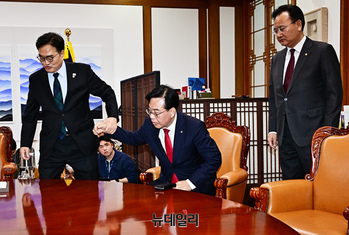 [포토] 송언석 원내대표에게 기념촬영 권하는 우원식 의장