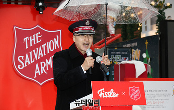 [포토] '자선냄비 전달식' 인사말하는  김병윤 한국 구세군 사령관