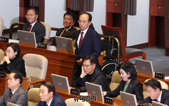 [포토] 단상으로 향하는 추경호 국민의힘 의원