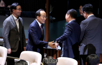 [포토] 본회의장 떠나는 추경호 국민의힘 의원