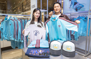 [포토] 더현대 서울 "투(TW) 콜라보 상품 만나보세요"