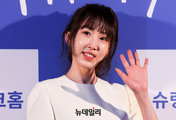 [영상] 강예원 '반갑게 손인사'