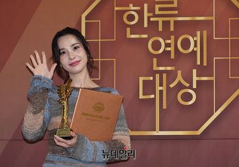 [포토] 한류연예대상, 가수 김미소 라이징스타상 수상