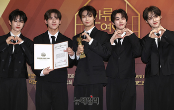 [포토] 그룹 유어즈, 한류연예대상 라이징스타상 수상