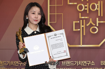 [포토] 가수 쥰키, 국제문화교류상 수상