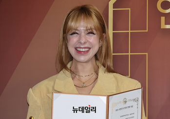 [포토] 방송인 야스민 알라딘, 글로벌엔터상 수상