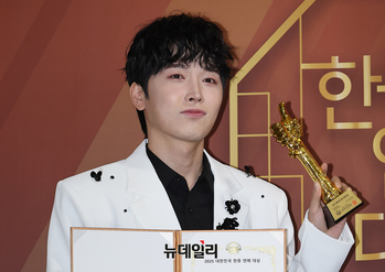 [포토] 가수 김선준, 라이징스타상 수상