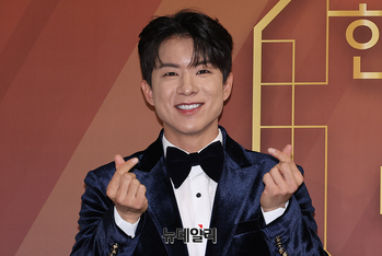 [영상] 나태주, K-트로트 아티스트상 수상 발차기