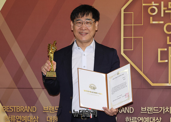 [포토] 컬투 정성한, 자랑스런한국인 프로듀서 부문 대상 수상