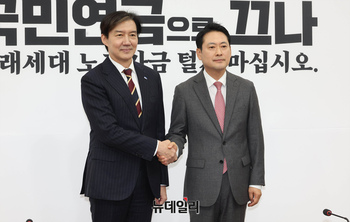 [포토] 국회서 만난 장동혁·조국