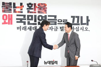 [포토] 악수 나누는 장동혁 ·조국 대표