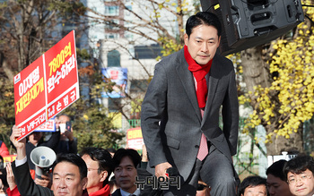 [포토] 연단 오르는 장동혁 대표 