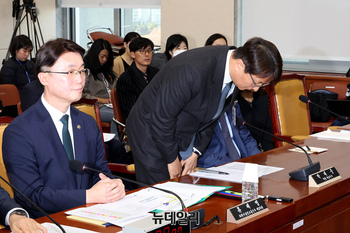 [포토] 고개숙여 인사하는 박대준 쿠팡 대표