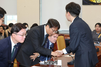 [포토] 의원들과 인사 나누는 박대준 쿠팡 대표이사