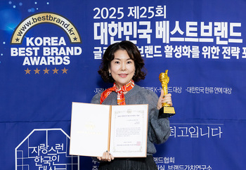 [포토] 카나비, K-스킨케어 코스메틱 부문 수상