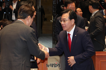 [포토] 의원들과 인사 나누는 송언석 국민의힘 원내대표